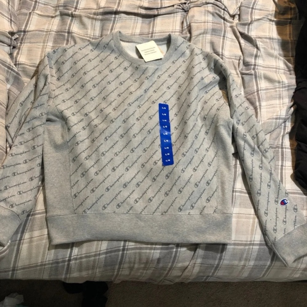 SOLD! New Women’s Champion Sweater Sz L